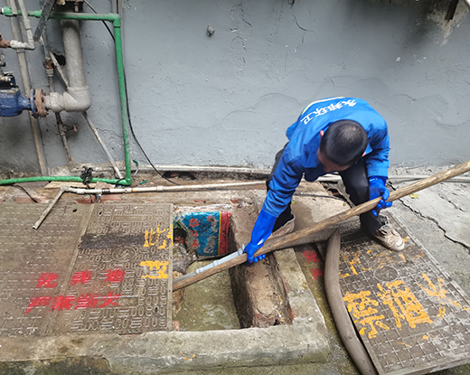 龙沙清掏化粪池
