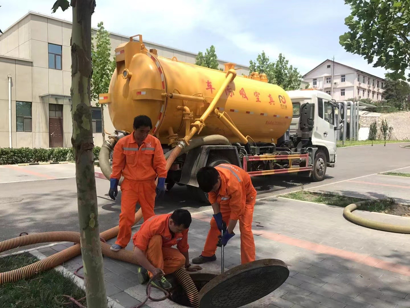 龙沙化粪池清理与5-8吨吸粪车施工效率分析